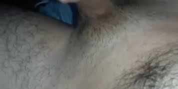 Chico de 18 se masturba y se viene en su pecho