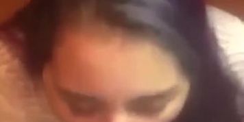Secretaria mamando a piroca do filho do patr&atilde;o e ainda leva uma gozada na cara .