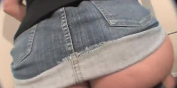 Berlim Farting on stool