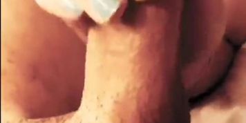 Me hace acabar con su lengua, semen escurriendo 
