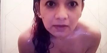 lorena bautis en la ducha