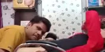 Saloon mein bhabhi ki chut chaati