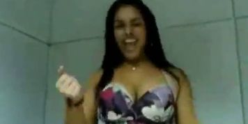Crazy sexy latina shaking her big booty (Bootylicious)
