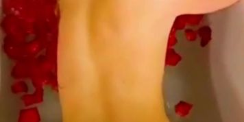 Thebestminute follo el culo de la rubia en el ba&ntilde;o y me hace la orde&ntilde;ada del a&ntilde;o
