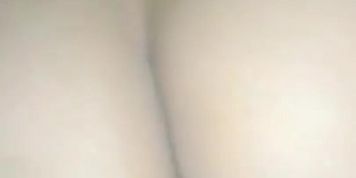 Me despierto de madrugada muy caliente y comienzo a frotar mi co&ntilde;o 