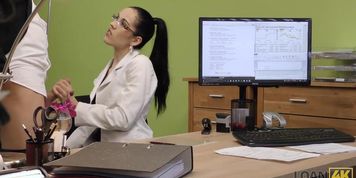 LOAN4K. Chica caliente de la banda de m&uacute;sica femenina es follada por un agente de pr&eacute;stamos