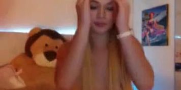 Sexy beach girl works the webcam