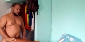 Pasivo aguantador resiviendo buena embestida de verga 