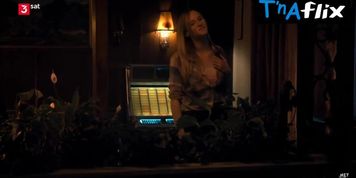 Jana Thomaschutz Sexy Scene  in Wenn Du Wusstest, Wie Schon Es Hier Ist