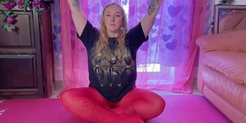 KISICA-LA COLORADA LINDA CON CAMISETA Y PANTIMEDIAS HACE YOGA 720P
