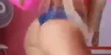 Curvy latina shaking huge booty