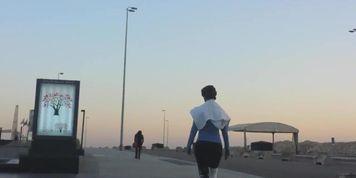 COR WALKING SEXY MILF