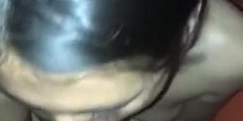 la novia de mi hermano me tiene con la verga muy dura y me da una chupada muy rica