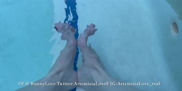 Artemisia Love POV feet fetish in the pool OF@BunnyLove Twitter:ArtemisiaLove9 IG:ArtemisiaLove_real