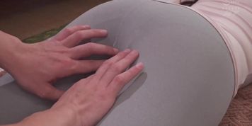 The wife with mature and sensitive body indulges in the masseur's excellent skills
