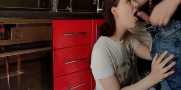Younger stepsister sucked and gave to screw herself in a tight pussy in the kitchen