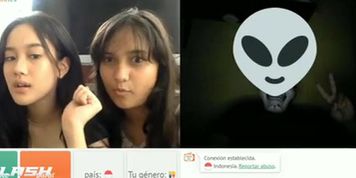 Girl smile when watching dickflash (ome.tv)