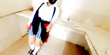 PROFESOR tiene sexo con su ESTUDIANTE, Le Ofrece DINERO PARA FOLLAR en el ba&ntilde;o del colegio.