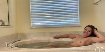 Dani Daniels Squirt Fingering And Anal ButtPlug In Bath Tub