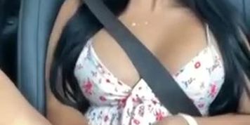 Steffy se toca en el carro
