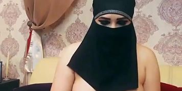 Muslim woman free boobs show on cam