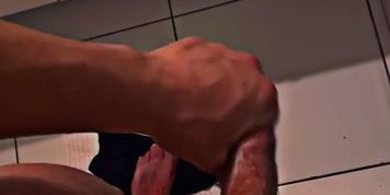 Quel bonne branlette apr&egrave;s la douche (Nubiles)