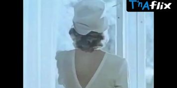 Ella Safari Butt Scene  in Den Lyubvi