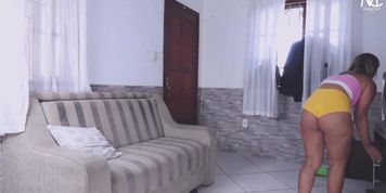 Fui fazer uma faxina na casa de um vizinho, e ainda dei meu c&uacute;zinho para ele !