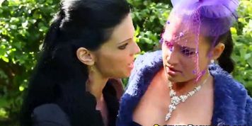 Glam lesbo toying cunt
