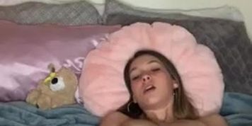Missx.bee masturbating