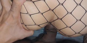 Gatita sedienta folla duro para recibir leche caliente