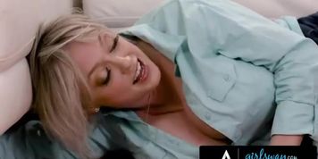 Unstuck MILF is going to reward another MILF with fucking