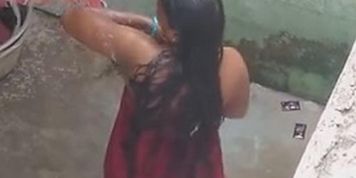 Tamil Aunty Bathing Outdoor