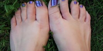 Naked toes in wet grass getting dirty
