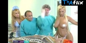 Sabrina Pettinato Breasts Scene  in Rompeportones