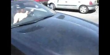Una madura espanola conduciendo desnuda