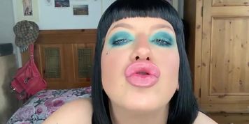Dirty Bimbo Smoking And Blowing Dildo On CAM