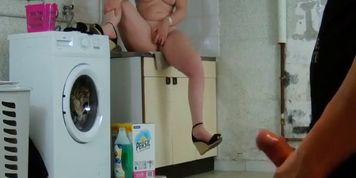 Une maman suceuse de bite se fait prendre son gros cul par le jardinier. French Amateur Homemade!