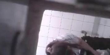 Espiada en el sanitario 11