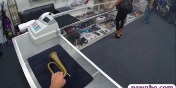 Big butt girl pawns her pussy and fucked at the pawnshop