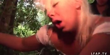 Une bonne grosse cochonne francaise ramonee en pleine nature
