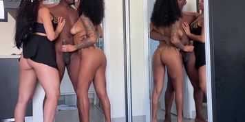 Ele chegou de mansinho e pegou nos duas no flagra fazendo sacanagem e comeu o cu das duas