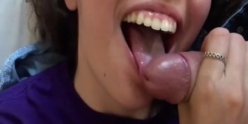 Mi novia de erasmus desayuna leche calentita. Corrida en la boca y se lo traga 