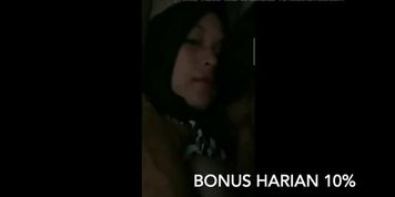 jilbab hitam keenakan di kenyot susunya