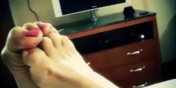 Jasmine Mendes Compares Size 13 Feet with Small Feet