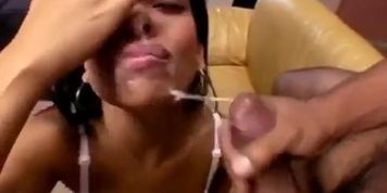 Novinhas gostosas gemendo e gozando levando gozada na cara