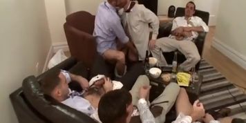 LOS HOMBRES BICURIOSOS DISFRUTAN CON SUS VERGAS Y SI QUE PASAN BUENO.