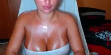 Camgirl with perfect, round titties