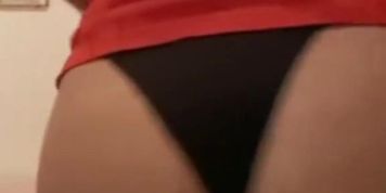 NOVINHA DEL&Iacute;CIA DE 18 ANOS DAN&Ccedil;ANDO FUNK E EMPINANDO O RABO GOSTOSO