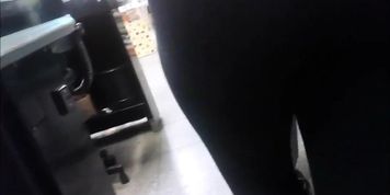 Putinha rampera fazendo compra